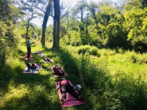 Stage de yoga, séance en bord de rivière, au Domaine de Rochebelle